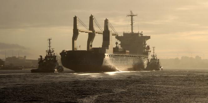 Ogromny kontenerowiec staranował polski kuter niedaleko Świnoujścia! Pchał go przez 100 metrów?! Trwa akcja ratownicza