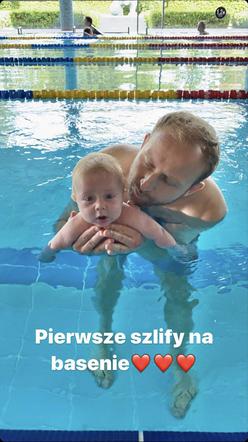 Borys Szyc z dzieckiem na basenie