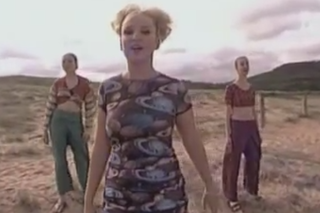 Sia śpiewa w operze mydlanej - 18 lat temu była nie do poznania! Zobaczcie jej występ w Home & Away [VIDEO]