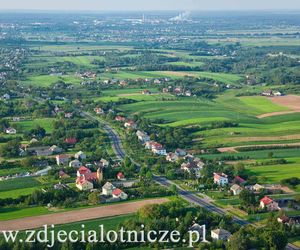 To najbiedniejsza wieś w województwie świętokrzyskim. Słynie z corocznego Święta Chleba