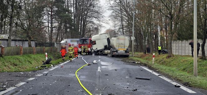 Śmiertelny wypadek pod Szamotułami. Dwie osoby z infiniti zginęły w zderzeniu z cysterną [ZDJĘCIA].