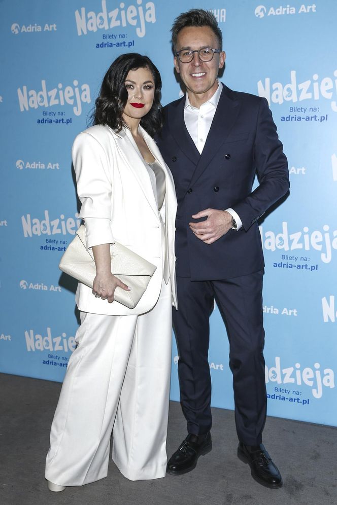 Katarzyna Cichopek i Anna Mucha jak Madonna i Britney przed laty. Buziaki na ściance przed fotoreporterami!