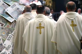 Tyle zarabiają księża w Polsce. Można pozazdrościć