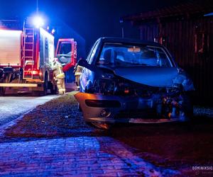 Jeden wjechał samochodem w dom, drugi w mur i dachował