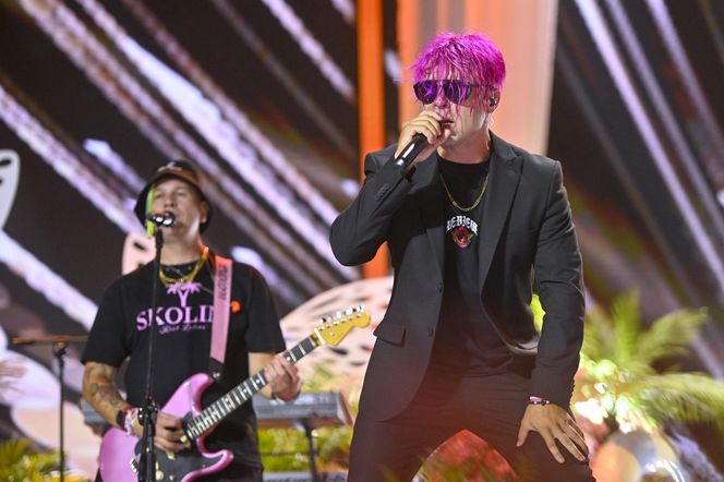 Kilka dni po wypadku Skolim już szaleje po scenie bez temblaka. "Ciało boga, głos anioła"