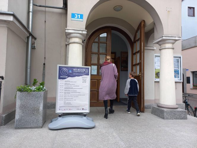 Trwa Noc Muzeów w Lesznie. Od wystawy o praniu i bieliźniarce, przez komiks po żużel