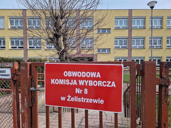 Wybory samorządowe 2024 w województwie pomorskim. Mieszkańcy wrzucają swoje głosy do urn