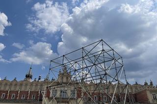 Kontrowersyjna budowa na Rynku Głównym w Krakowie. Mieszkańcy podzieleni