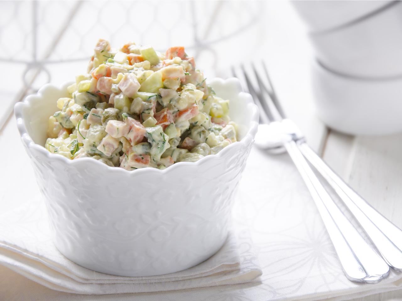 Sałatka jarzynowa z chrzanem: przepis na odświętną wersję tradycyjnej przekąski