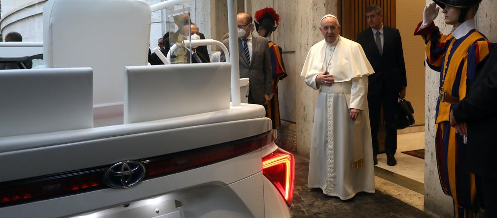 Papież Franciszek dostał wodorową Toyotę Mirai