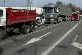 Ustroń. Znany biznesmen zginął w wypadku. Jego mercedes huknął w tira i wyleciał w powietrze. Wśród poszkodowanych kobieta w ciąży [ZDJĘCIA]