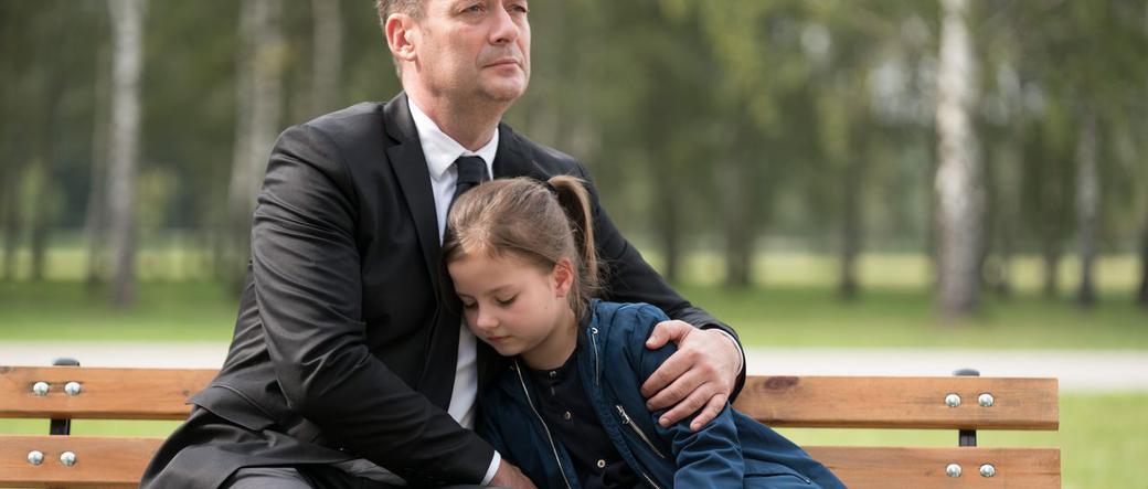 Pogrzeb Marty Walawskiej w Barwach szczęścia, Artur (Jacek Rozenek), Ewunia (Gabriela Ziembicka)