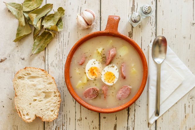 Barszcz biały z sokiem z ogórków: pomysłowy przepis