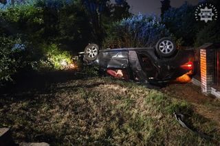 Nie zauważył ronda, bo patrzył w telefon! 18-latek dachował i cudem uniknął śmierci