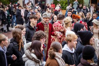 Maturzyści tańczą poloneza na Rynku w Opolu