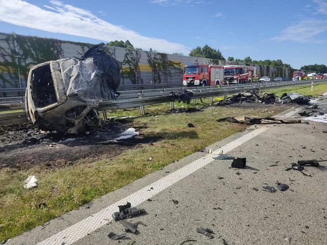 Śmiertelny wypadek na S8 pod Pabianicami. Kierujący BMW jechał pod prąd i huknął w tira [ZDJĘCIA].