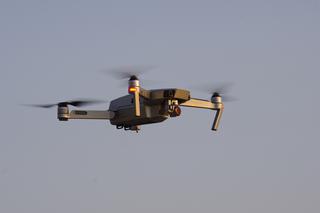 KILKADZIESIĄT DRONÓW wzniesie się nad Warszawą - kiedy, gdzie i o której pokaz w stolicy?