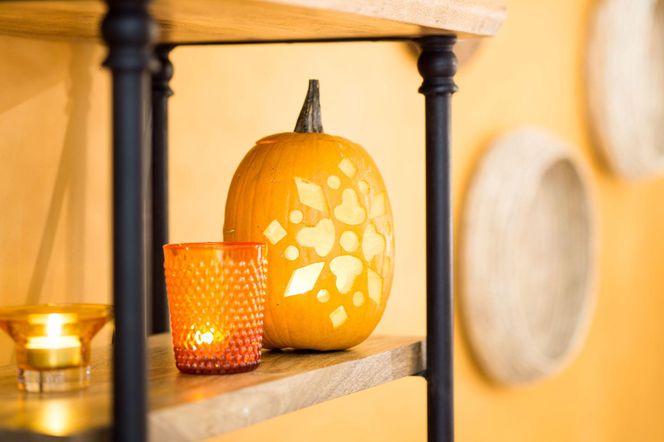 Ażurowy lampion z dyni