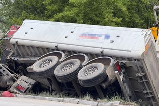 Makabra na drodze pod Grójcem. Osobowe suzuki czołowo zderzyło się z ciężarówką