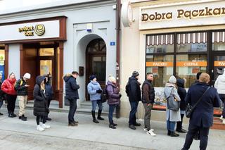 Kolejki po pączki w Rzeszowie. Mieszkańcy ruszyli do cukierni [ZDJĘCIA]