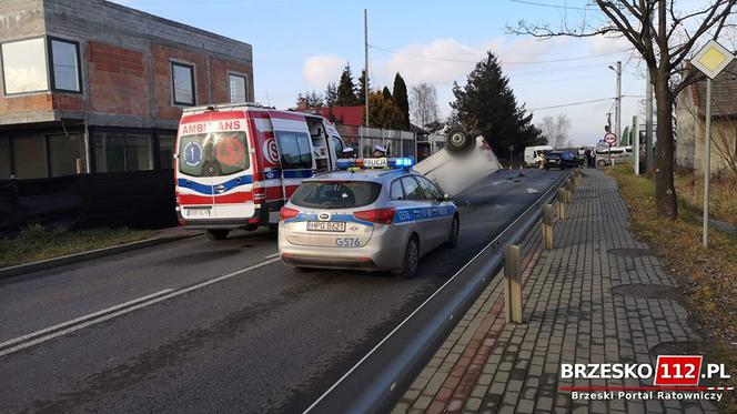 Wypadek na skrzyżowaniu w Brzesku! Droga całkowicie zablokowana!