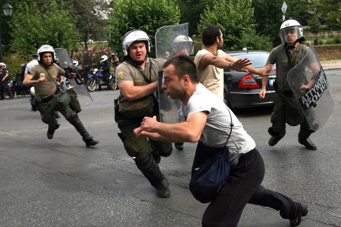 Grecja: Protest pod parlamentem w Atenach – policja OBRZUCONA JOGURTEM - ZDJĘCIA