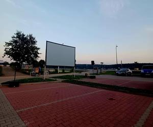 Pierwsze kino samochodowe nad zalewem w Brodach. Był popcorn i duża frekwencja