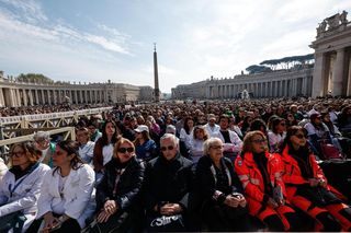 Papież Franciszek pojawił się na placu Świętego Piotra 