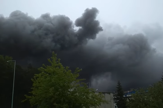 Potężny pożar w Elektrowni Bełchatów. Gęste kłęby dymu przysłoniły niebo! Strażacy walczą z ogniem