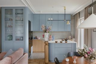 Pastelowe mieszkanie dla dojrzałej kobiety. Błękitna kuchnia, róż w salonie i granatowa łazienka