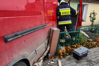 Bus wjechał w ścianę domu. Groźny wypadek pod Mogilnem! [ZDJĘCIA]