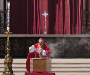 Zaczął się pogrzeb papieża Franciszka. Jedna z największych takich ceremonii w historii