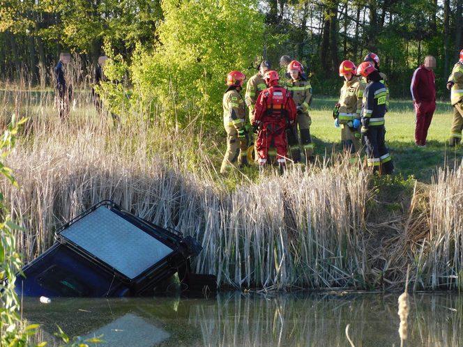 Nietrzeźwy utopił terenówkę w stawie. Potem zaczął pływać i śpiewać