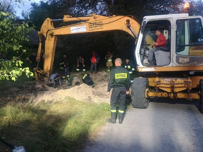 Koń wpadł do studni. Akcja ratunkowa trwała ponad 8 godzin