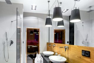 Bryła i wnętrza niedużego, nietypowego domu