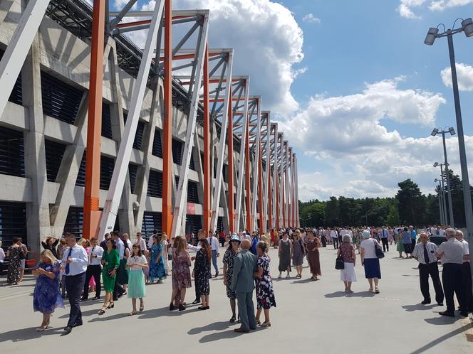 Kongres Świadków Jehowy w Białymstoku. Na stadionie miejskim tysiące uczestników [ZDJĘCIA]