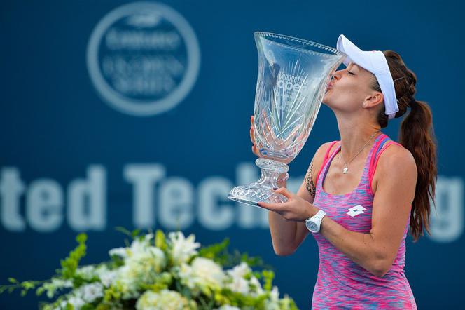 Agnieszka Radwańska z trofeum za wygraną w New Haven
