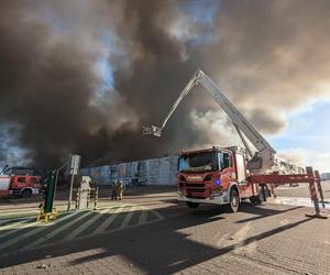 Marywilska 44. Pożar hali w Warszawie został opanowany, ale zagrożenie wciąż jest żywe! Strażacy pilnują pogorzeliska