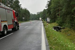 Tragiczny wypadek na drodze niedaleko Bolesławca. Ciężarówka rozerwała audi na pół