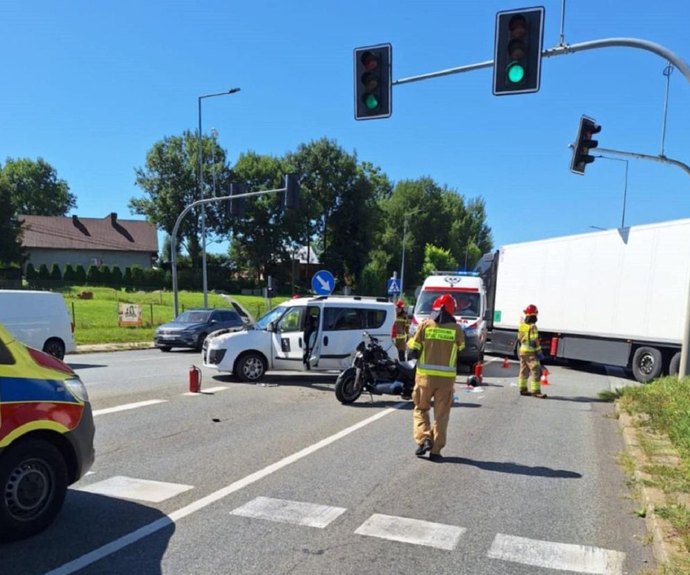 Groźny wypadek pod Tarnowem. Samochód uderzył w motocykl. Trzy osoby są poszkodowane