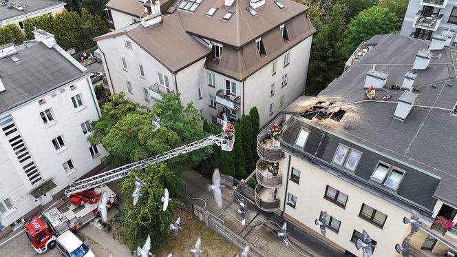 Pożar poddasza na Grochowie. Ewakuacja kilkudziesięciu osób