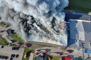Pożar akumulatorowni na poddaszu zakładu przetwórstwa drobiu w Kawle