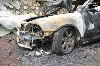 Pijany nie chciał zapłacić za kurs taksówki. Później oblał auto benzyną i podpalił