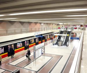 Metro w Warszawie już wozi pasażerów, ale wciąż są drążone nowe linie