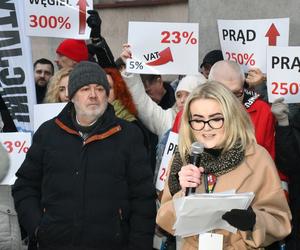 Ogromny protest pod urzędem miasta w Piotrkowie! Ludzie nie wytrzymali podwyżek [ZDJĘCIA]