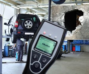 Dwa promile i auto w ścianie! Diagnosta z Oleśnicy zdemolował pojazd klienta