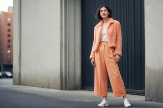 Spodnie culotte to must have tego lata. Jak je nosić w modnym stylu?