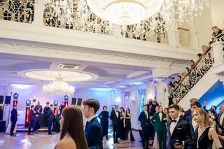 Studniówka w XXI Liceum im. Bolesława Prusa. Zobacz, jak bawili się maturzyści