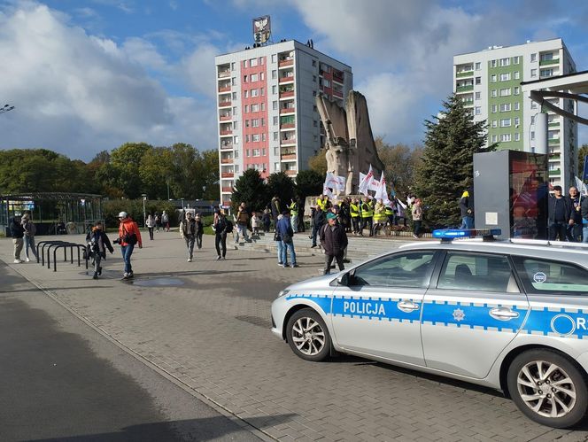 Hutnicy i koksownicy wyszli na ulice w Dąbrowie Górniczej. Apel do rządu o ratunek dla branży i tysięcy miejsc pracy