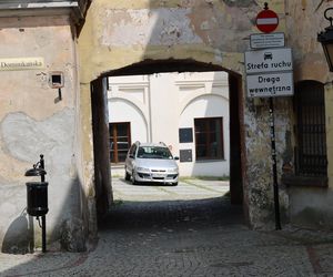 Brama prowadząca na taras widokowy na placu im. Jerzego Giedroycia w Lublinie